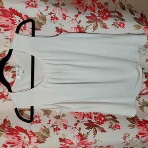 Jones Studio Seperates medium white sleeveless knit top with a pleated neckline.